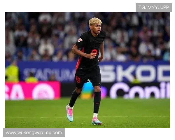 亚马尔与博扬巅峰对比:巴萨神童成长路径与生涯走向的关键差异 亚马尔与博扬巅峰对比:巴萨神童成长路径与生涯走向的关键差异