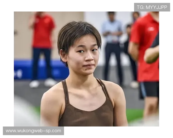 全红婵偷偷吃汉堡被教练抓包，下一秒直接跳水池里装失忆